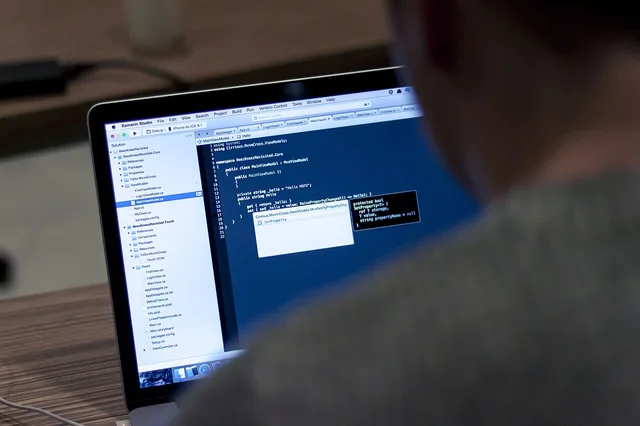Laptop com código Python e GeoPandas para dados geológicos