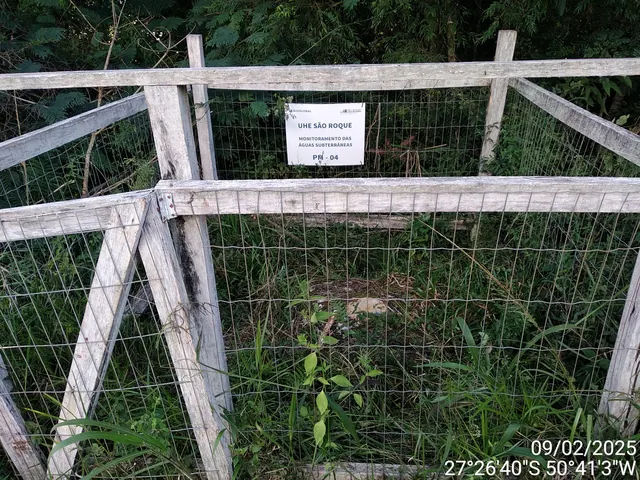 Obra de poço tubular em andamento